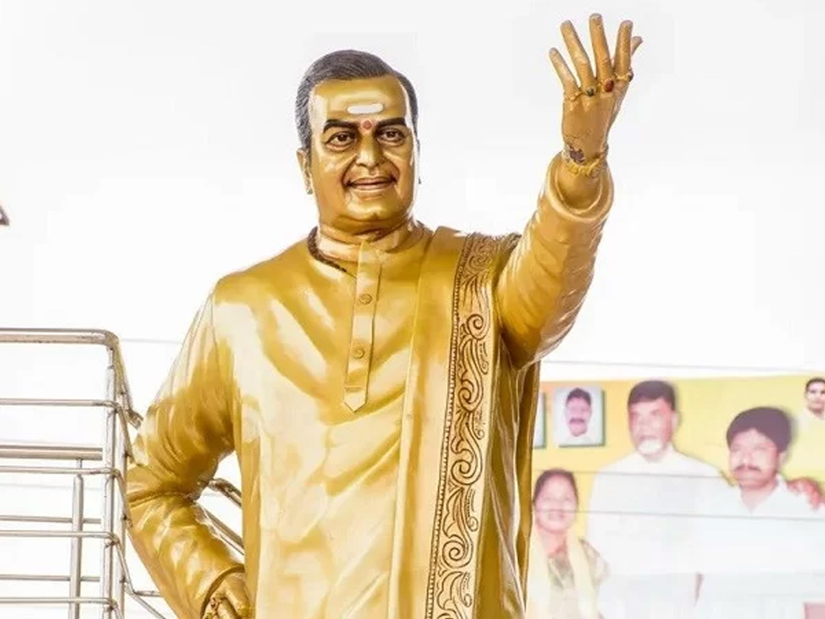 insult-to-ntrs-statue-chandrababu-condemned-the-incident