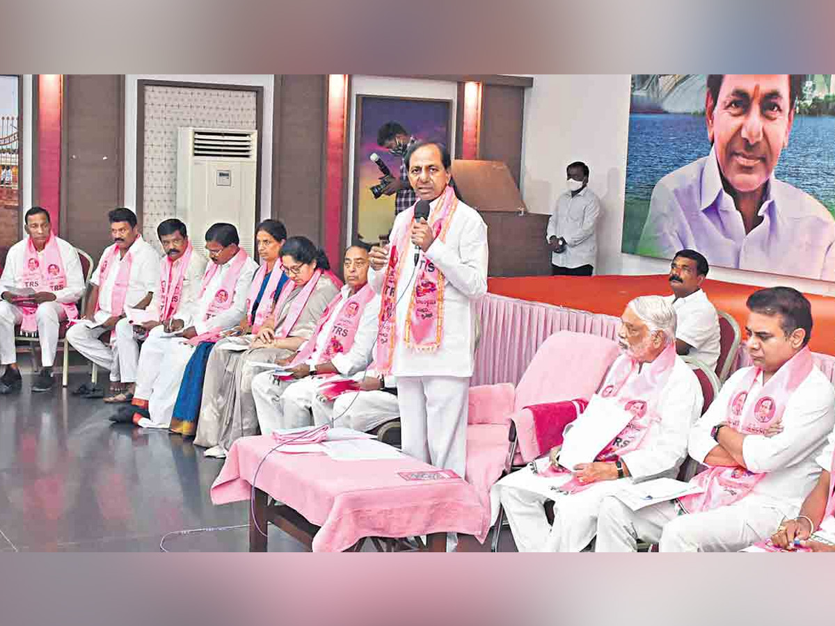 trs-brs-kcr-what-does-kcrs-emergency-meeting-signify