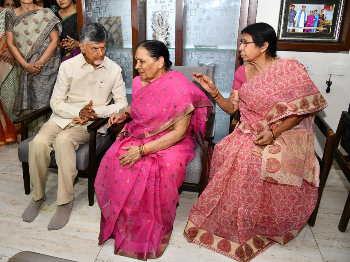 Chandrababu visited the family of Kaikala Satyanarayana