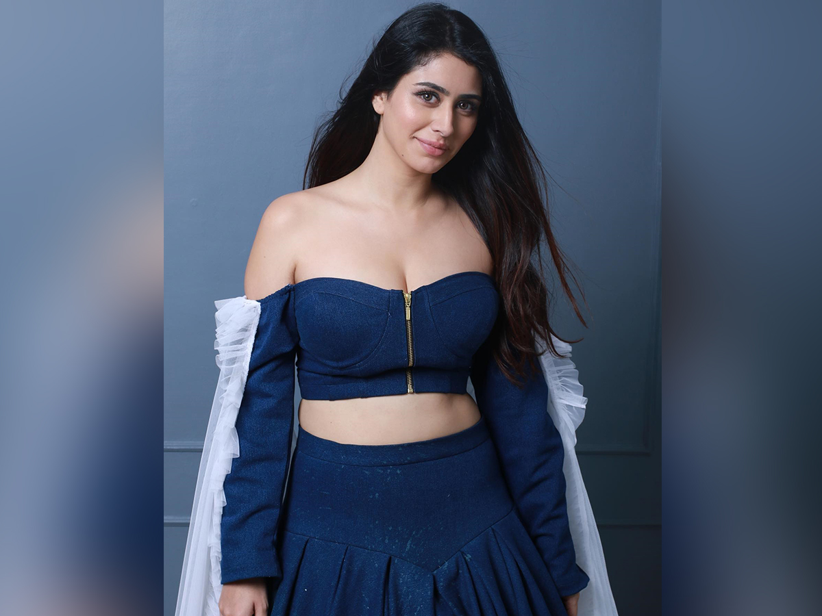Santosham is another Bollywood hot bomb at the 2022 awards Special performance with Warina Hussain