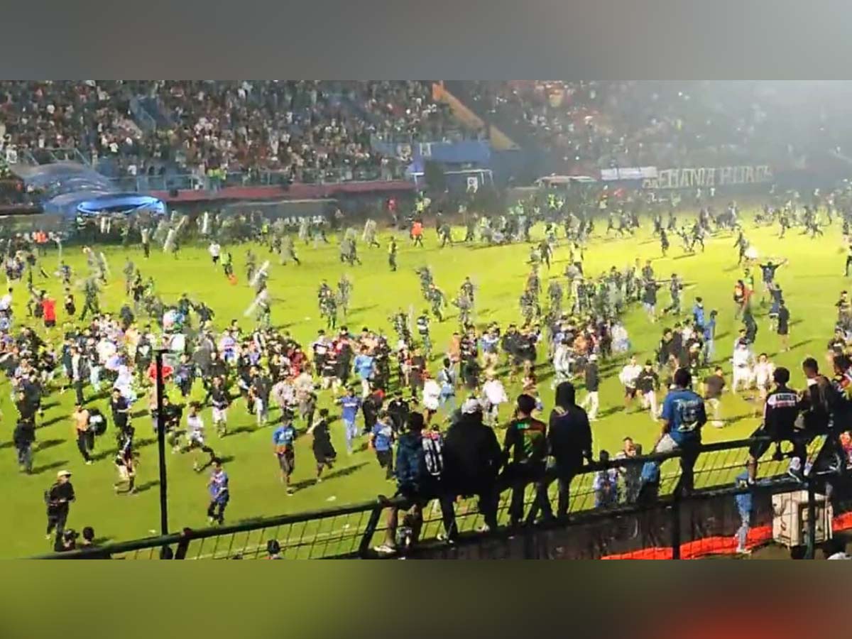 indonesia-football-stampede-in-the-football-field-127-people-died