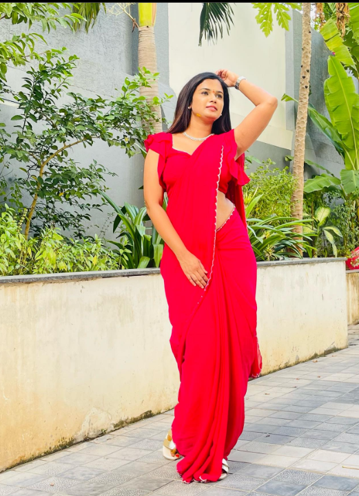 Ariyana Glory  was shared her photos in red saree