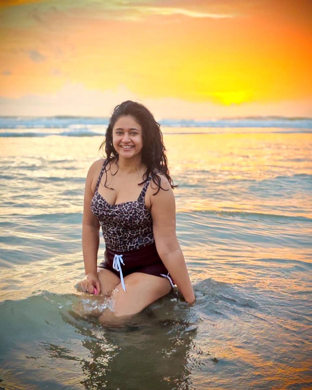 Poonam Bajwa was shared her latest photos in social media