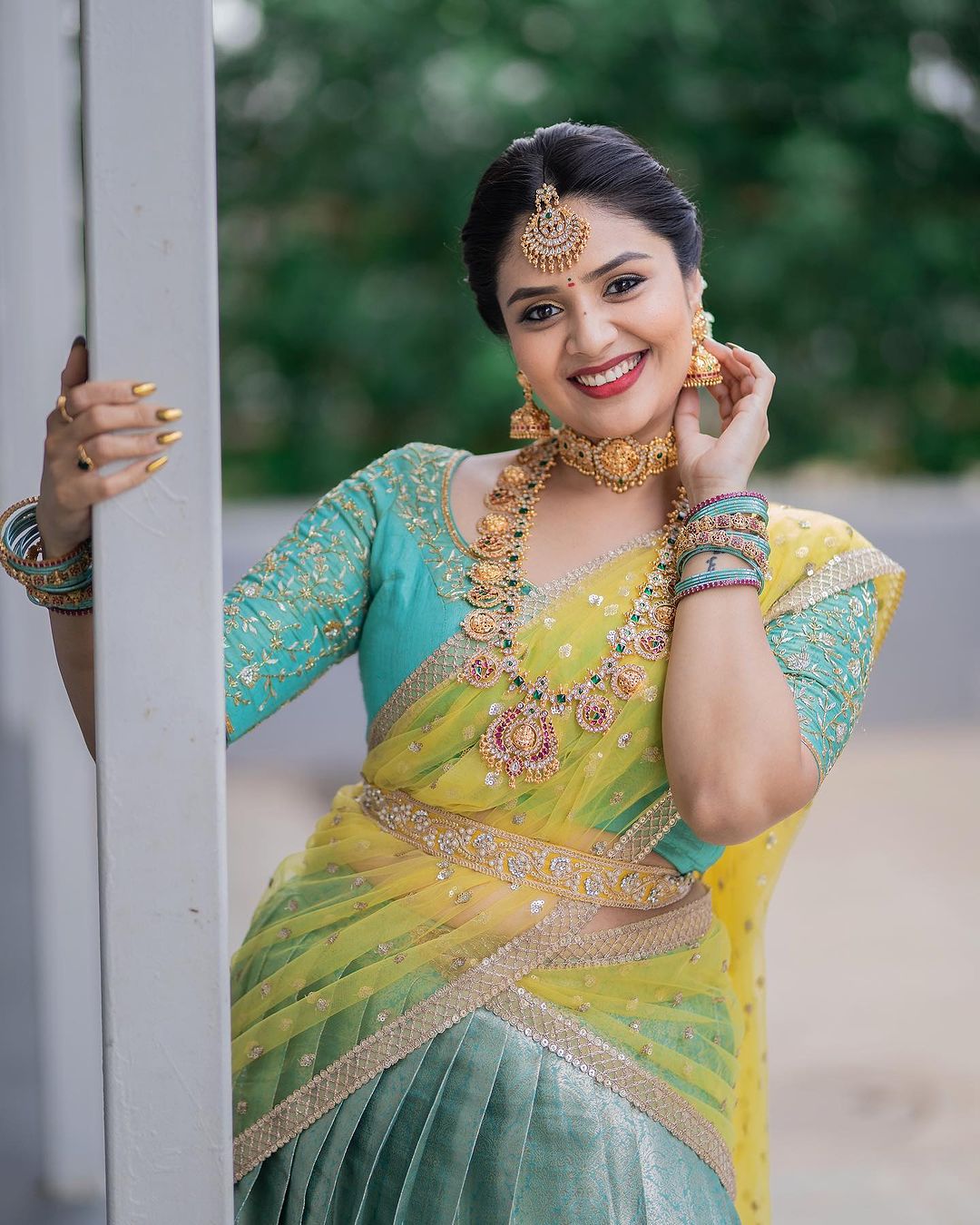 Sreemukhi was shared her photos in traditional look