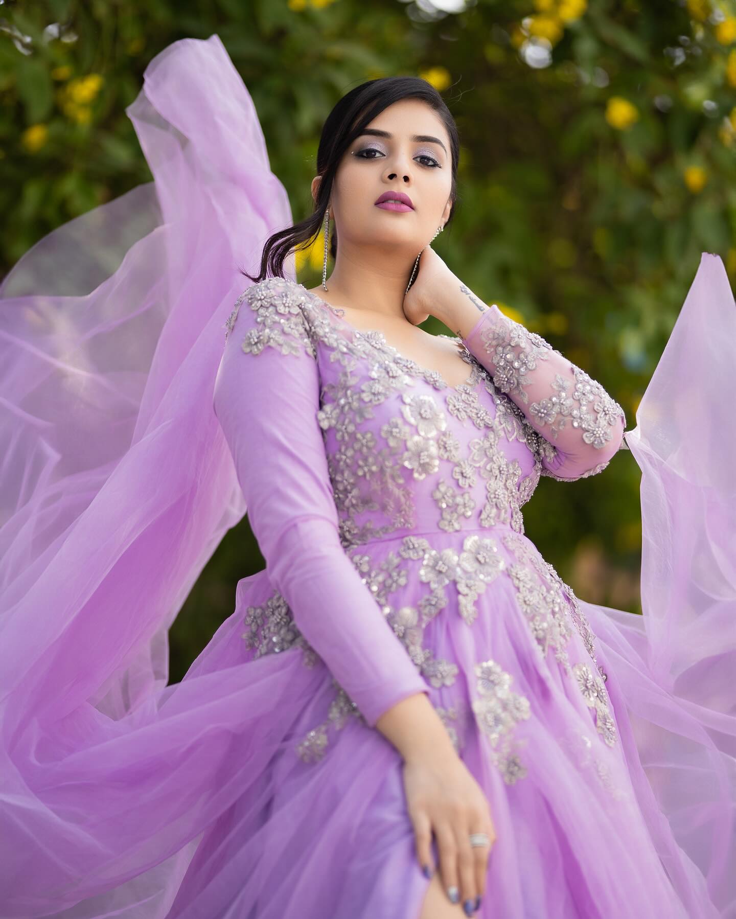 Anchor sreemukhi buzzing with trending clothes